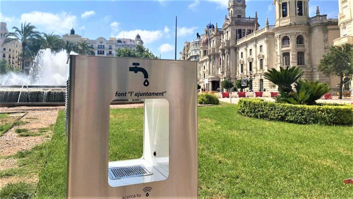Instalan 18 fuentes en Valencia para rellenar botellas con agua fresca