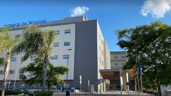 El Hospital de Manises se satura con pacientes en los pasillos y sin camas
