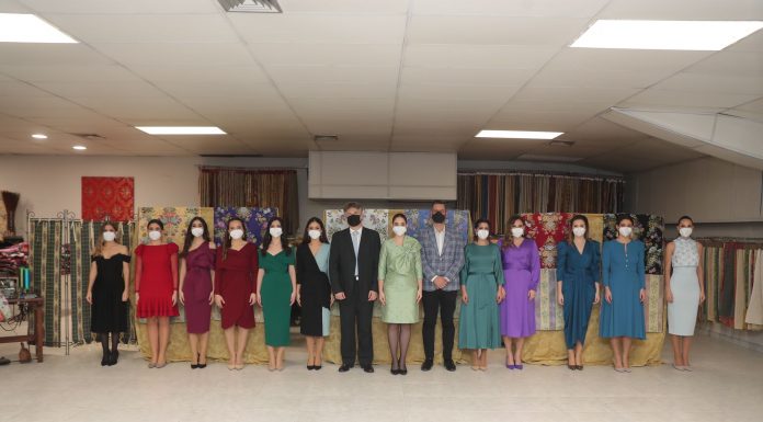 Así son las telas de los trajes oficiales de la Corte de Honor de la Fallera Mayor de Valencia