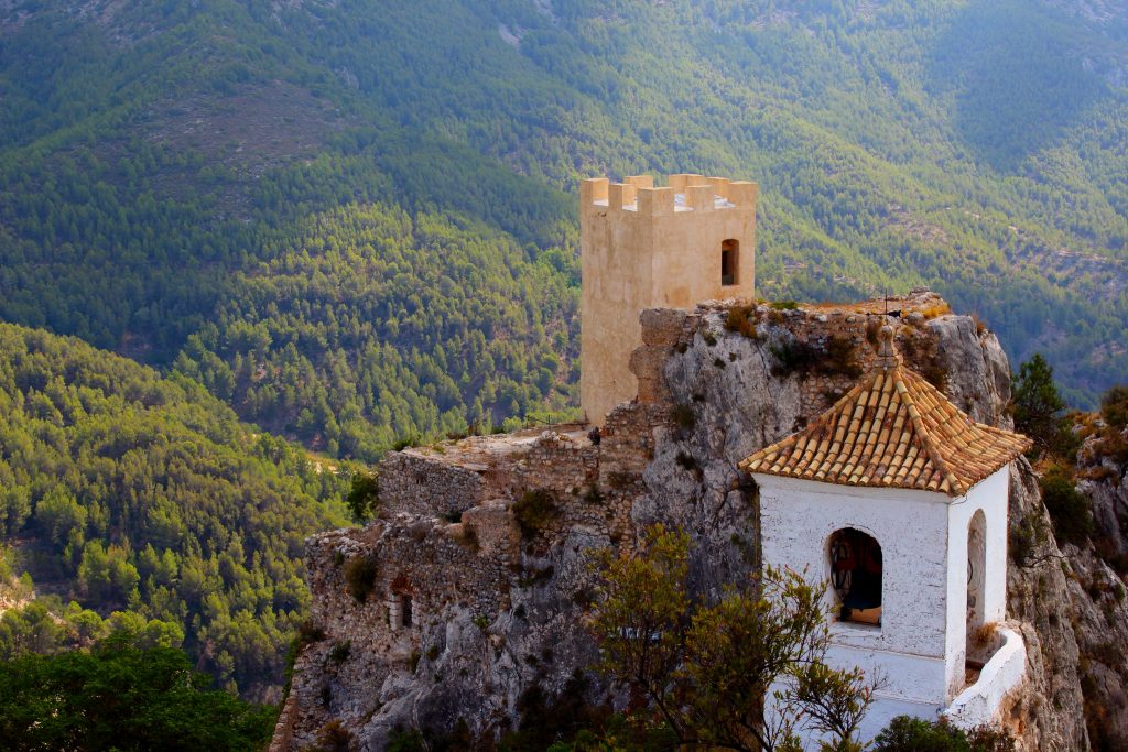 Ruta por el peculiar pueblo valenciano que se oculta en una roca