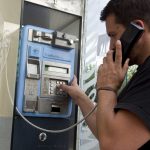 Las cabinas telefónicas se despiden de Valencia