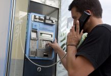 Las cabinas telefónicas se despiden de Valencia
