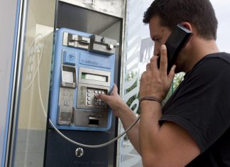 Las cabinas telefónicas se despiden de Valencia
