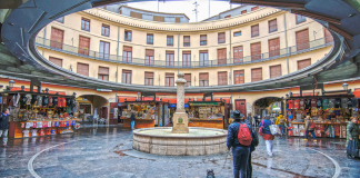 Así ha cambiado la Plaza Redonda de Valencia, el oasis de los negocios centenarios