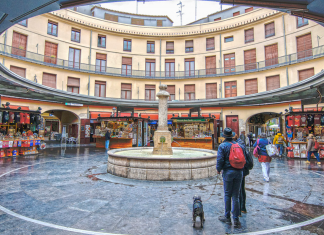 Así ha cambiado la Plaza Redonda de Valencia, el oasis de los negocios centenarios