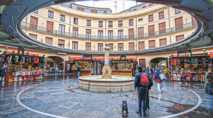 Así ha cambiado la Plaza Redonda de Valencia, el oasis de los negocios centenarios Así ha cambiado la Plaza Redonda de Valencia, el oasis de los negocios centenarios