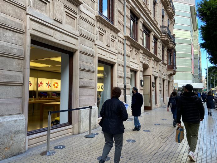 Un grupo de encapuchados asalta la tienda Apple de Valencia