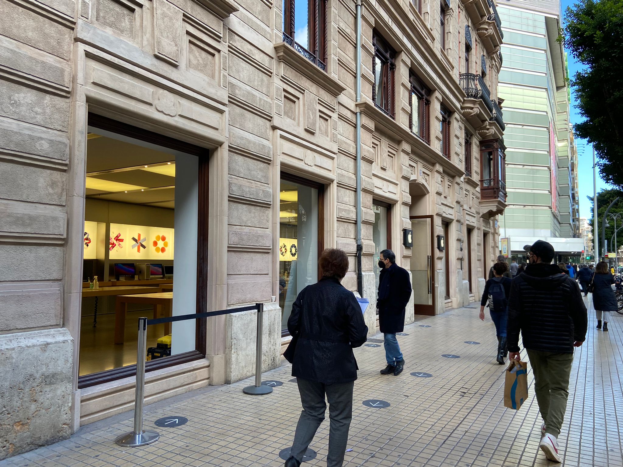 Un grupo de encapuchados asalta la tienda Apple de Valencia
