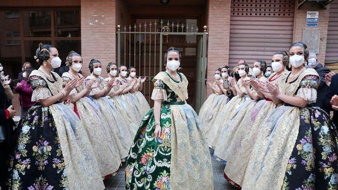 Carmen Martín viste un espolín verde primavera en su exaltación espolín verde