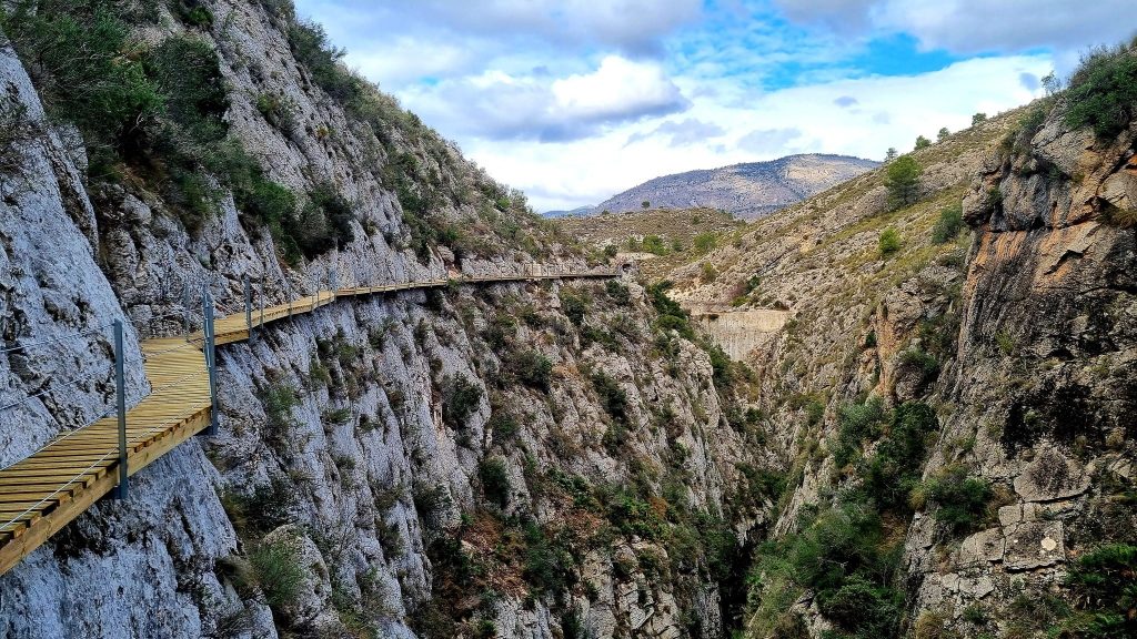 Nace el ‘Caminito del Rey’ valenciano, una ruta colgante desde las alturas