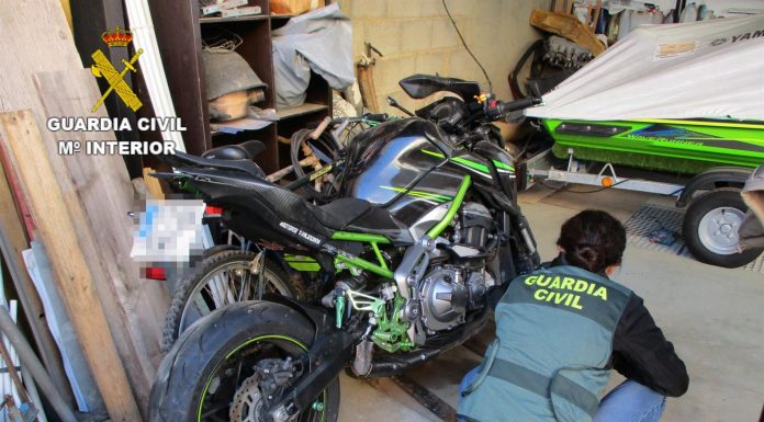 Muere un motorista en Aldaia Un coche embiste a una motocicleta y se fuga sin ayudar a la víctima