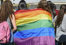 Expulsan a diez estudiantes de Bétera por una agresión homófoba a su profesor