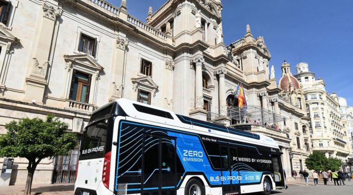 Valencia prueba por primera vez un autobús urbano de hidrógeno verde El autobús de hidrógeno verde circulará esta semana por las calles de la ciudad para estudiar su operatividad en la red de la EMT