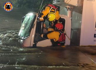 Rescatan a dos ocupantes de un camión atrapado en Quart de Poblet