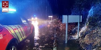 Las fuertes lluvias obligan a interrumpir trenes de Cercanías en la Comunitat y a cortar carreteras