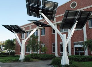 Un árbol solar permitirá cargar el móvil y vehículos en el Paseo Marítimo