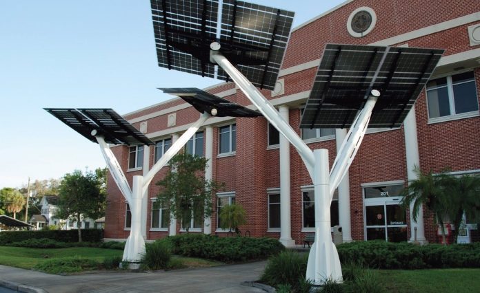 Un árbol solar permitirá cargar el móvil y vehículos en el Paseo Marítimo