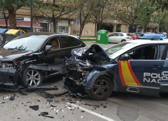 Se salta un stop y acaba estrellado contra un coche de policía en Valencia