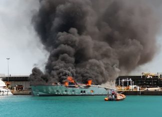 Espectacular incendio en la Marina de Valencia