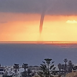 Captan imágenes espectaculares de un tornado en la costa valenciana