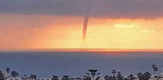 Captan imágenes espectaculares de un tornado en la costa valenciana