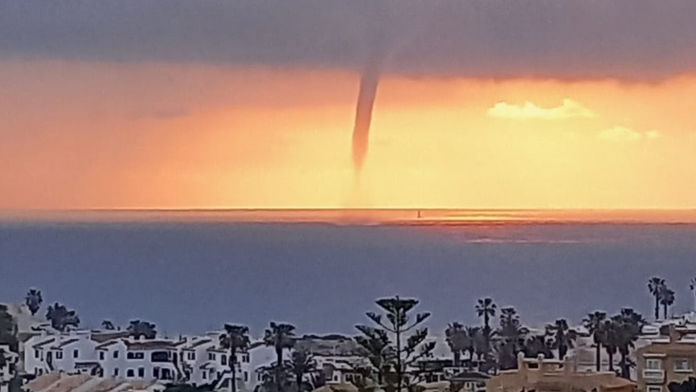 Captan imágenes espectaculares de un tornado en la costa valenciana