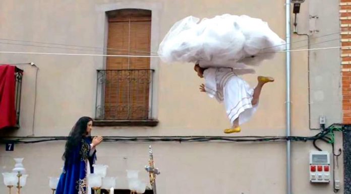 Un niño de 4 años atravesará una plaza valenciana con el tradicional «Angelet de la corda»