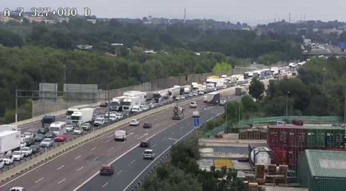 Los accidentes complican la Operación Salida con una víctima mortal Atasco kilométrico en Valencia por un accidente en la A-7