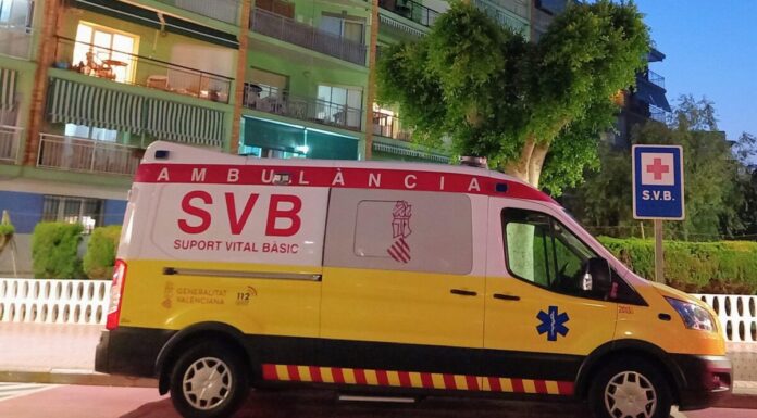 Muere un operario durante el montaje de las luces de una falla en Burjassot Ocho heridos en el choque de un autobús y un coche en Valencia. luces