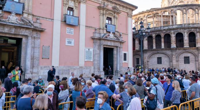 Los valencianos hacen cola en el Besamanos a la Virgen Los valencianos hacen cola en el Besamanos a la Virgen