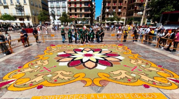 Así queda la alfombra floral que representa la Corona de la Virgen