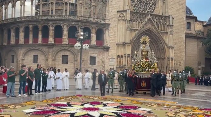 Emotivo momento al pasar la Virgen por encima de la alfombra floral