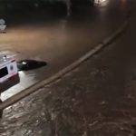 Los bomberos rescatan del agua a una ambulancia en pleno servicio en Paterna