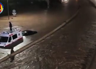 Los bomberos rescatan del agua a una ambulancia en pleno servicio en Paterna