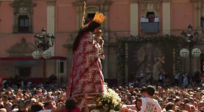 La Virgen luce un manto rojo para un emotivo traslado