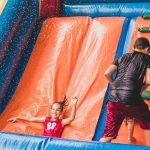 La Gran Fiesta del Agua llena Valencia de hinchables acuáticos, food trucks y música