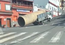 VÍDEO | Un camionero hace el caballito por llevar una carga excesiva