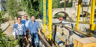 Jorge Rodríguez visita las obras que permitirán pasar el nuevo colector de Ontinyent por debajo del Pont Vell