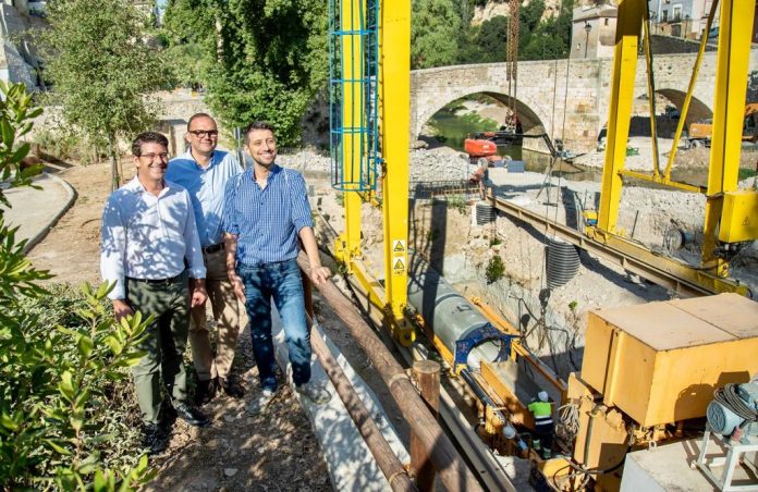 Jorge Rodríguez visita las obras que permitirán pasar el nuevo colector de Ontinyent por debajo del Pont Vell