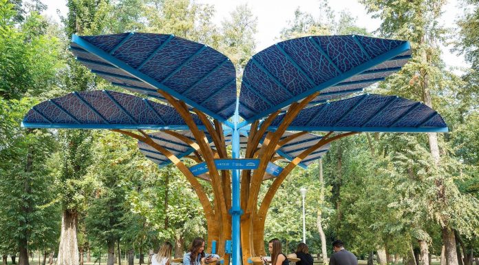 Valencia instalará un árbol solar para recargar bicis y patinetes en la playa