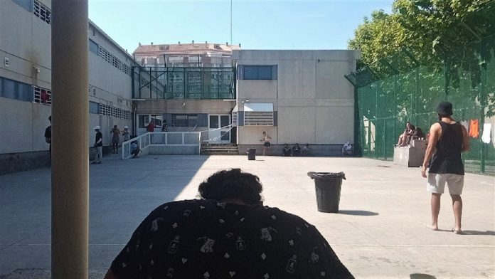 Cuatro internos se fugan del CIE de Valencia por la ventana con unas sábanas atadas