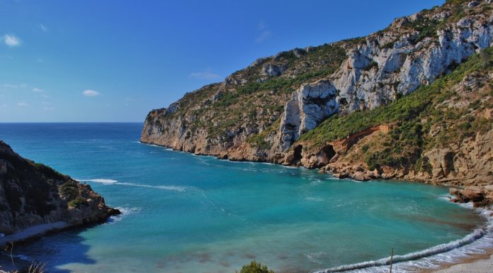 Las playas controlan sus accesos: así podrás entrar a las calas más bonitas de la Comunitat National Geographic elige dos playas valencianas entre las más bonitas de España
