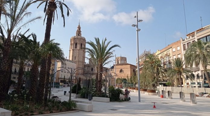 La plaza de la Reina acoge una exposición con fotografías inéditas de Nino Bravo