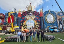 Artistas falleros montan el espectacular escenario del Medusa Festival de Cullera