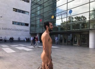 Un hombre intenta entrar desnudo a un juicio por exhibicionismo en Valencia
