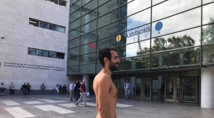 Un hombre intenta entrar desnudo a un juicio por exhibicionismo en Valencia Un hombre intenta entrar desnudo a un juicio por exhibicionismo en Valencia