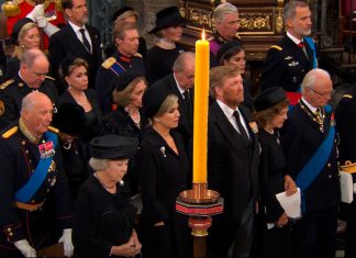 GALERÍA | Felipe VI y Letizia se reencuentran con el emérito en el funeral de Isabel II