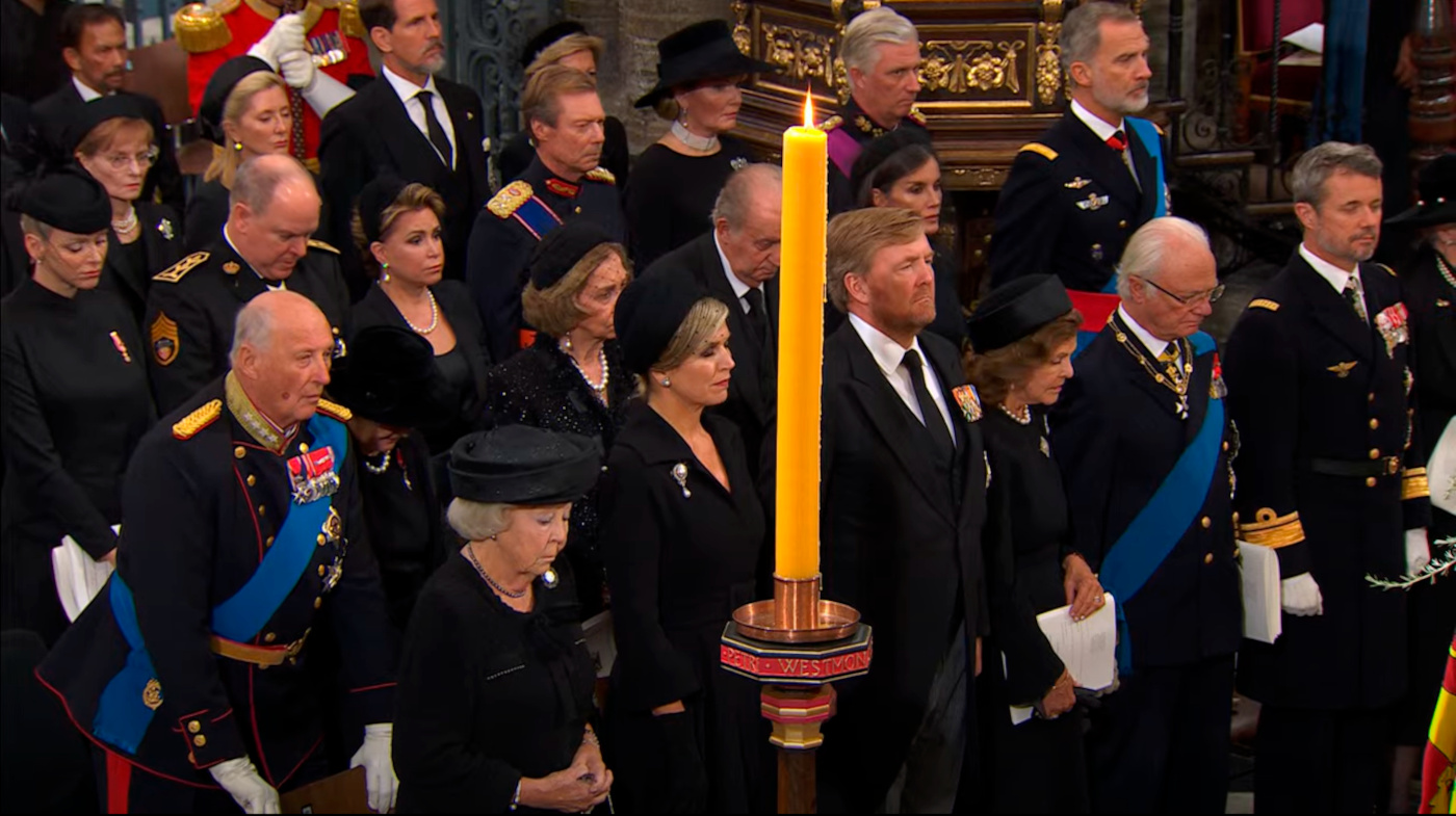 GALERÍA | Felipe VI y Letizia se reencuentran con el emérito en el funeral de Isabel II