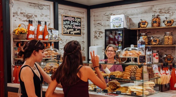 Regalen targetes de 50 euros per a comprar en comerços de València Regalan bonos de 50 euros para comprar en comercios de Valencia