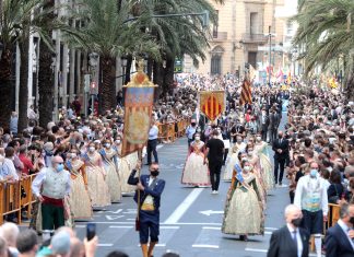 Valencia celebra el Día de la Comunitat entre pólvora y procesiones